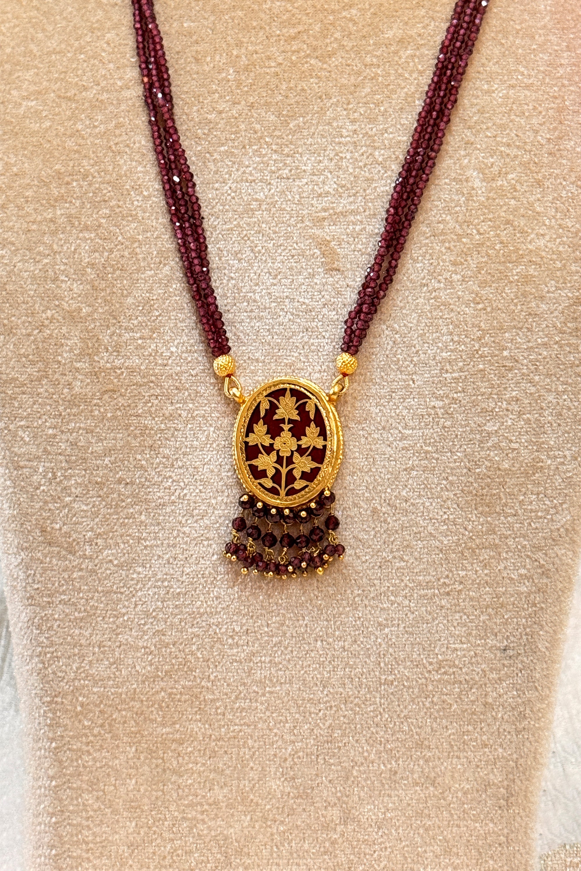 Garnet beaded thewa necklace with oval pendant