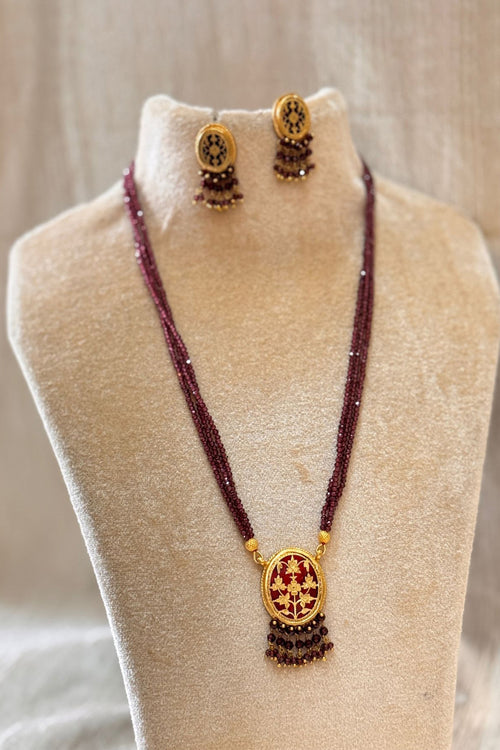 Garnet beaded thewa necklace with oval pendant