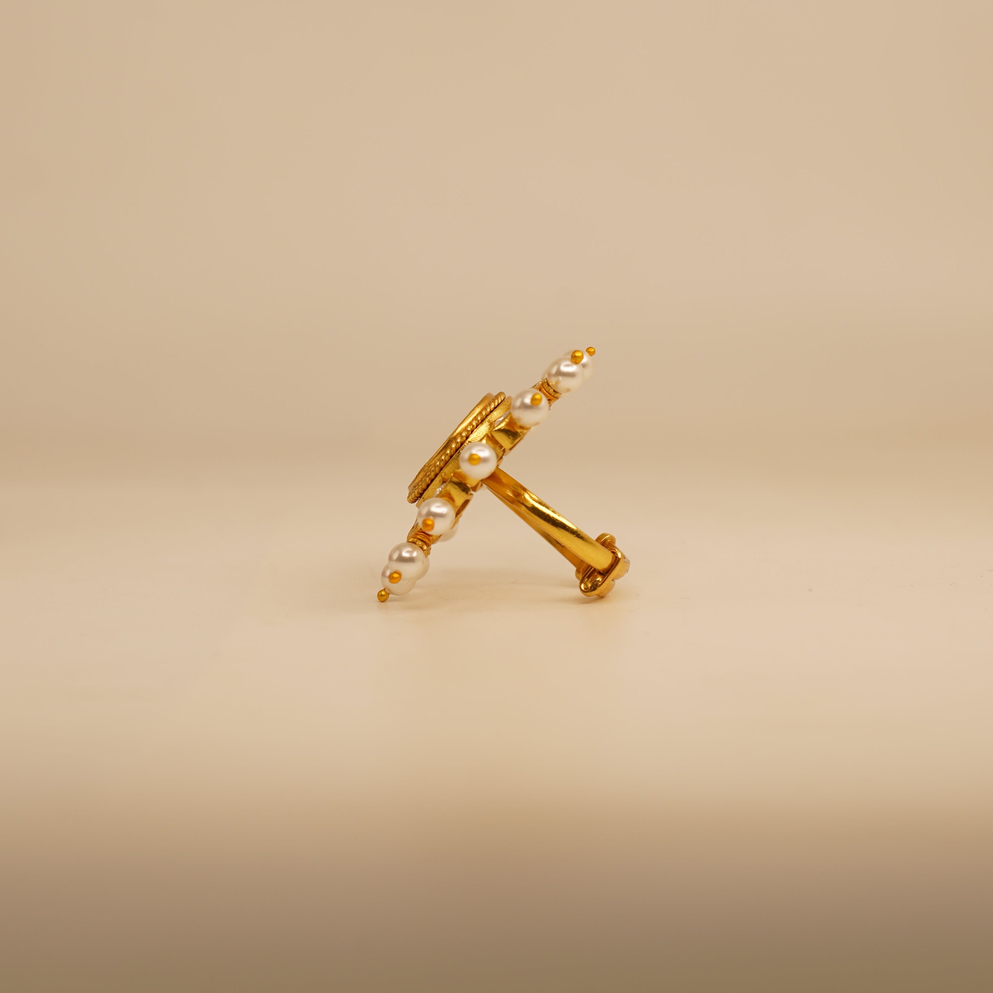 Thewa kundan ring with pearls