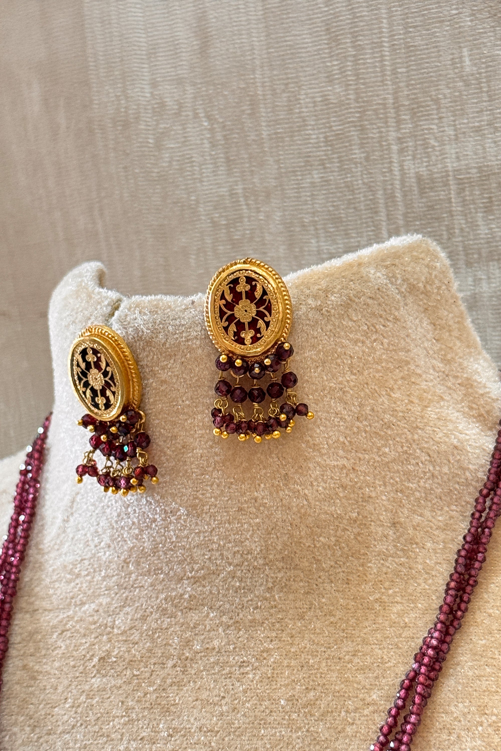 Garnet beaded thewa necklace with oval pendant